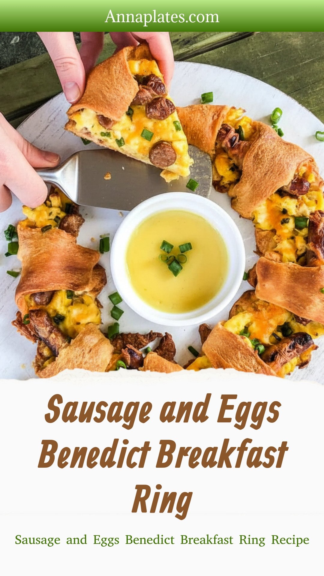Sausage and Eggs Benedict Breakfast Ring
